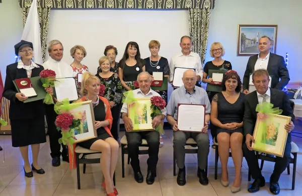 Županja divaške občine je včeraj podelila priznanja zaslužnim v 
divaški občini.