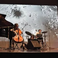 Pianist Bowrain je z nastopom v Kinogledališču  povezal Sajeto in Tolmin.  