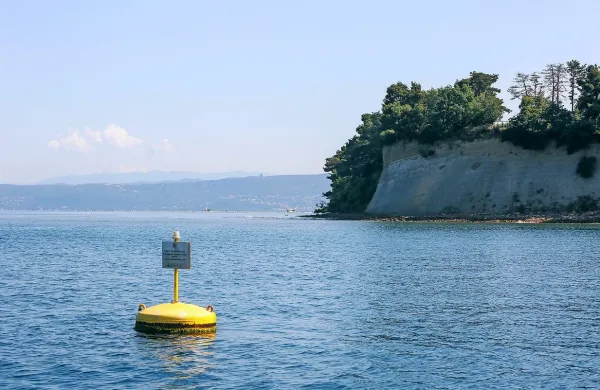 Nekatere morske plovke, ki označujejo zavarovana območja na 
morju, so že leta povsem dotrajane in ogrožajo varno plovbo. 