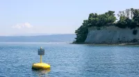 Nekatere morske plovke, ki označujejo zavarovana območja na 
morju, so že leta povsem dotrajane in ogrožajo varno plovbo. 