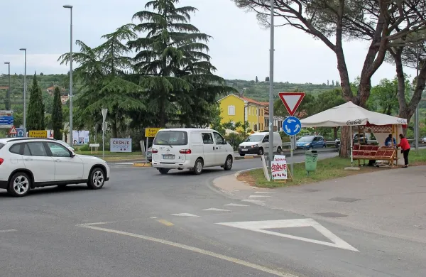 Na stojnicah  ob cestah hranijo     sadje in zelenjavo na zunanji 
temperaturi in v neposredni bližini prometnih  izpušnih plinov.  
Lučaj stran je v  Strunjanu   urejeno prodajno mesto.   