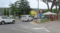 Na stojnicah  ob cestah hranijo     sadje in zelenjavo na zunanji 
temperaturi in v neposredni bližini prometnih  izpušnih plinov.  
Lučaj stran je v  Strunjanu   urejeno prodajno mesto.   