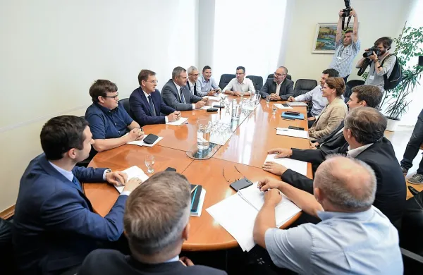 Pogajalsko omizje šestih strank pod taktirko Marjana Šarca, ki je 
najbližje sestavi vlade.