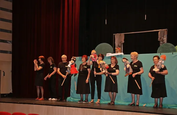 Člani lutkovne skupine Žar po premieri. 