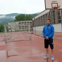 Jan Močnik pred šolo v Desklah, kjer je začel košarkarsko pot.