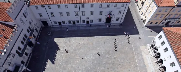 Pogled na kvadratni Titov trg s koprskega zvonika. 
