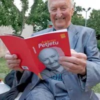 Anton Petje je z veseljem prelistal svoje filmske vloge.  