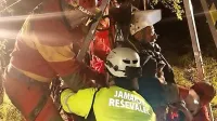 Včeraj ponoči, ob 3.26, so poškodovanega jamarja prenesli na 
površje in ga predali ekipi nujne medicinske pomoči.