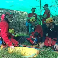 Reševalna ekipa med pripravami na reševanje