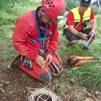 Zaradi ožin  je na  kraj nesreče prišla  posebna ekipa jamarskih 
reševalcev, ki je z manjšimi količinami razstreliva razširila ožine.