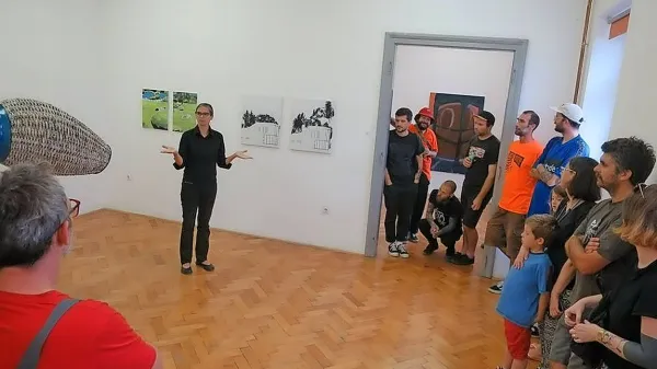 Razstavo HKP 20 / Vse se spreminja so ob 20-letnici delovanja Hiše 
kulture v Pivki odprli v petek, na ogled pa bo do 24. avgusta. 


