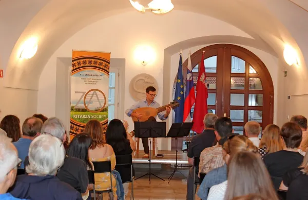 Mladega, a resnega in suverenega kitarista Erazma Izidorja 
Grafenauerja je občinstvo v polnem atriju Inštituta za raziskovanje 
krasa nagradilo s prepričljivimi aplavzi. 