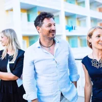 Kdo je ukradel pogled Patricka Vlačiča, mednarodnega pravnika, 
in Anje Kovačič, predstavnice za odnose z javnostmi v  Hotelih 
Lifeclass?  