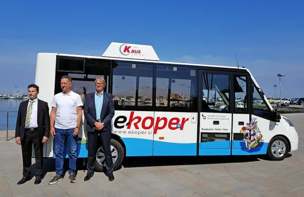 Avto naj ostane doma, na plažo pa z minibusom