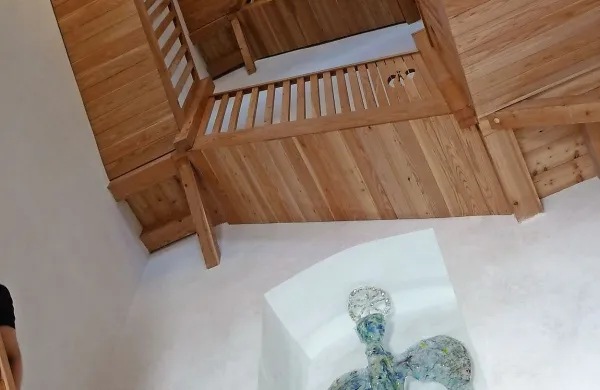 Zvonik ima novo leseno konstrukcijo - stopnišče in v  niši  lik 
nadangela, ki ga je iz fuzije stekla izdelala piranska slikarka, 
keramičarka in restavratorka Mira Ličen Krmpotić.