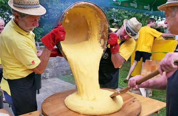 Zvrnili so več kot 350 kilogramov polente. 