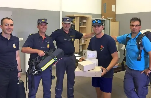 Denis Slavec (skrajno levo) iz koprske brigade je predal dihalne 
aparate (z leve): poveljniku koprske gasilske zveze Danijelu 
Udoviču, predsedniku Miranu Gregoriču, Klemnu Gorupu iz hrvatinskega in Alešu Deluku iz krkavškega gasilskega društva.