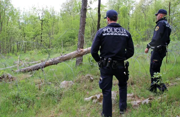 Čeprav so ob meji številne ovire, vodiči s prebežniki vedno najdejo 
pot. 