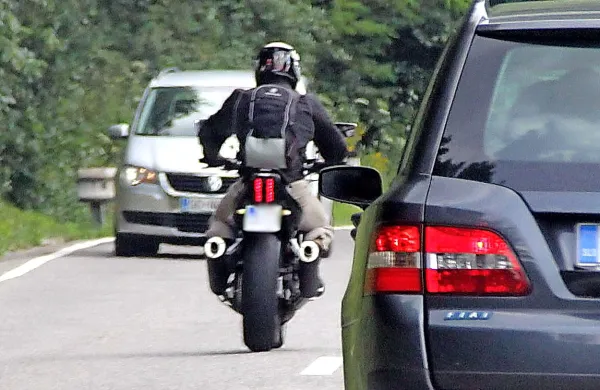 Čeprav je nanje zdaj jezen, je prehiter Ljubljančan na motorju verjetno lahko hvaležen policistom  - 
s takšno vožnjo morda ne bi preživel  letošnjega poletja. (fotografija je simbolična)