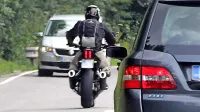 Čeprav je nanje zdaj jezen, je prehiter Ljubljančan na motorju verjetno lahko hvaležen policistom  - 
s takšno vožnjo morda ne bi preživel  letošnjega poletja. (fotografija je simbolična)
