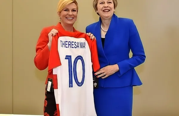 Hrvaška predsednica Kolinda Grabar-Kitarović je  britanski premierki Theresi May podarila hrvaški nogometni dres. 