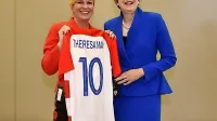 Hrvaška predsednica Kolinda Grabar-Kitarović je  britanski premierki Theresi May podarila hrvaški nogometni dres. 
