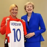 Navijači evforični, predsednica podarja drese