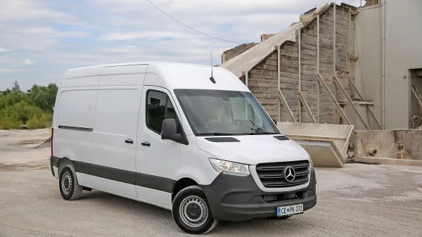 Sprinter bo na voljo v številnih različicah in tudi s sprednjim 
pogonom.