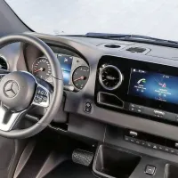 Največja atrakcija v notranjosti je digitalni zaslon.