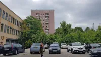 Stanovalci bloka na Muzejskem trgu 4 so do zdaj imeli na voljo 
parkirne dovolilnice, zato se jim zdi nesprejemljivo, da bodo 
morali v prihodnje v podzemni garaži parkirati pod enaki pogoji 
kot vsi drugi uporabniki.