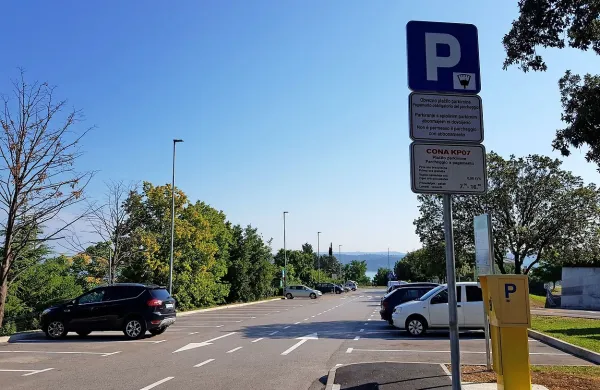 Prva ura parkiranja na parkirišču ob šoli je brezplačna, za vsako
naslednjo uro parkiranja pa je treba med tednom od 7. do 16. ure
odšteti 50 centov.