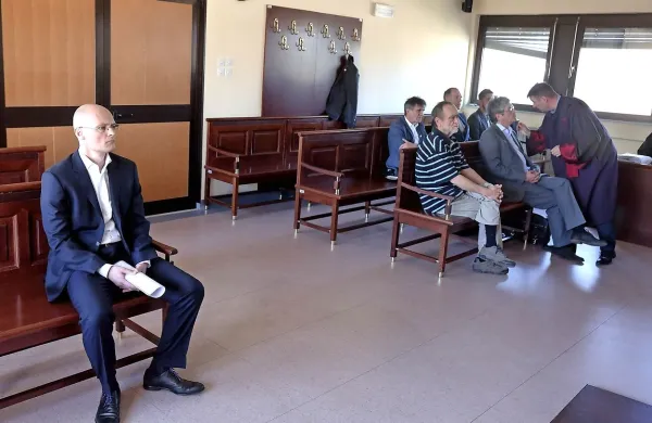 Na septembrskem nadaljevanju sojenja zaradi Cimosovih prebarvanih strojev ne bo Janeza Gradiška (na levi), ki je včeraj 
priznal krivdo po spremenjeni obtožbi specializiranega tožilstva. 