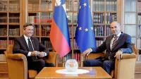 Borut Pahor bo do četrtka popoldne počakal, da mu Janez Janša 
sporoči, ali sprejme kandidaturo za mandatarja.  