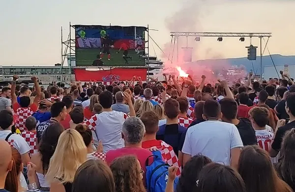 Hrvaške železnice z dodatnimi vagoni za slovenske navijače
