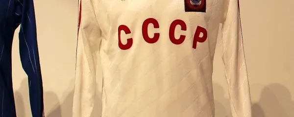   Dres Olega Kuznecova, ki ga  je nosil na prijateljski tekmi v 
Kijevu med Sovjetsko zvezo in Nizozemsko, ima      napis  v  cirilici 
(CCCP). 