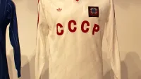   Dres Olega Kuznecova, ki ga  je nosil na prijateljski tekmi v 
Kijevu med Sovjetsko zvezo in Nizozemsko, ima      napis  v  cirilici 
(CCCP). 