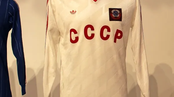   Dres Olega Kuznecova, ki ga  je nosil na prijateljski tekmi v 
Kijevu med Sovjetsko zvezo in Nizozemsko, ima      napis  v  cirilici 
(CCCP). 