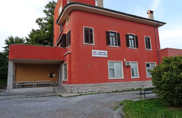 Ambulanta v Komnu je zelo obremenjena, zdravnica je priljubljena, a dodatne pomoči nova direktorica ni obljubila, saj 
zdravniki manjkajo tudi v ambulantah v drugih občinah. 