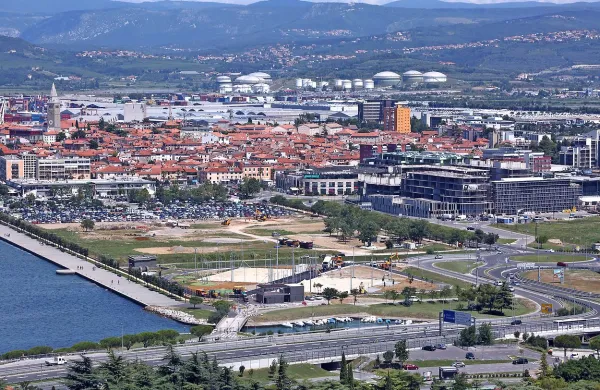 Panoramski pogled z Markovca na gradbišči tik ob morju.
