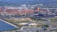 Panoramski pogled z Markovca na gradbišči tik ob morju.