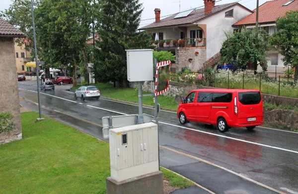  Številni vozniki so radar v Materiji večkrat prevozili prehitro,  
preden so dobili prve kazni. 