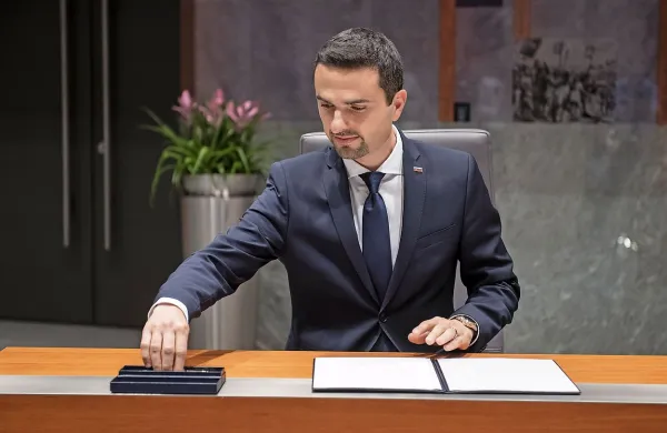 Matej Tonin je kot predsednik državnega zbora  pristojen za podpis 
odloka o razpisu lokalnih volitev. 