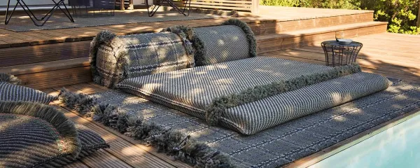 Ročno tkane preproge, futoni in blazine, kolekcija Garden Layers, 
oblikovanje Patricia Urquiola za RUG