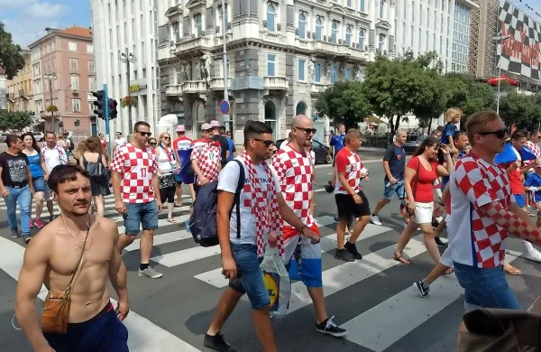 Navijači na Reki se odpravljajo v navijaške cone.