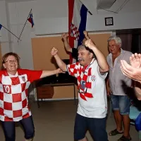 Okoli 30 hrvaških navijačev,  med njimi tudi Božo Dimnik, se je 
zbralo v Luciji v prostorih Hrvaškega kulturnega društva.



