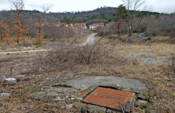 Ob makadamski cesti pod Igriško ulico sta zdaj robida in grmovje, 
slej ko prej pa bo tod zraslo približno 80 stanovanjskih hiš.