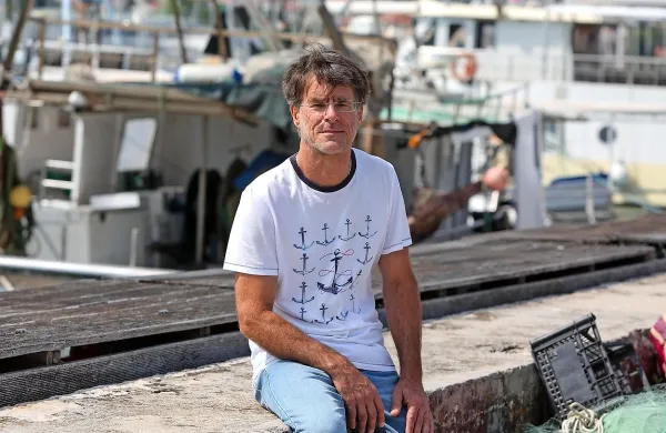 Aleš Bolje pove, da je ena od težav, s katero se v zadnjem času 
srečujejo ribiči,     tudi večja prisotnost delfinov v Tržaškem zalivu.  