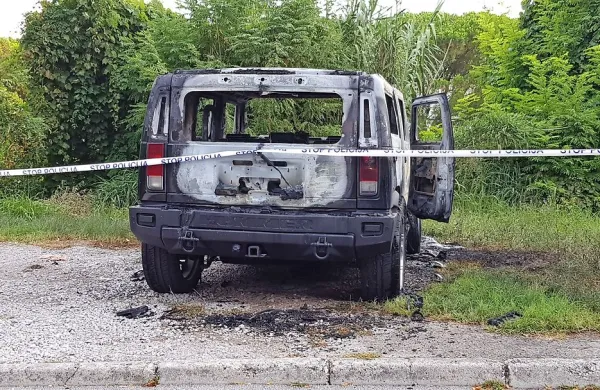 Policisti in forenziki so v soboto dopoldne opravili ogled uničenega hummerja.