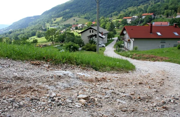 Voda, ki pridere s trase plinovoda, uničuje gozdno cesto, pesek pa 
konča na njivah.
