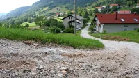 Voda, ki pridere s trase plinovoda, uničuje gozdno cesto, pesek pa 
konča na njivah.